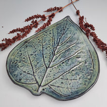 Load image into Gallery viewer, Leaf platter
