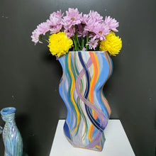 Load image into Gallery viewer, Squiggle vase