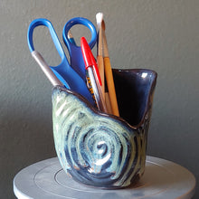 Load image into Gallery viewer, Fun little pot