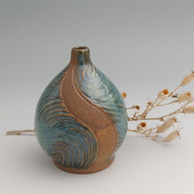 Load image into Gallery viewer, Carved bud vase