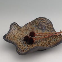 Load image into Gallery viewer, Decorative plate -black clay