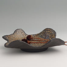 Load image into Gallery viewer, Decorative plate -black clay