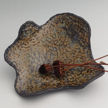 Load image into Gallery viewer, Decorative plate -black clay