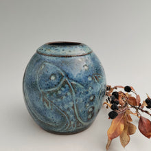 Load image into Gallery viewer, Fishy bud vase