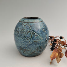 Load image into Gallery viewer, Fishy bud vase