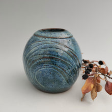 Load image into Gallery viewer, Fishy bud vase