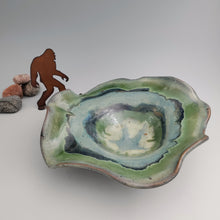 Load image into Gallery viewer, Wavy green bowl