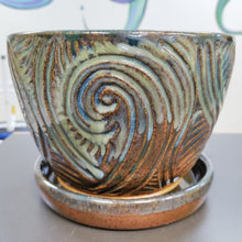 Load image into Gallery viewer, Carved planter