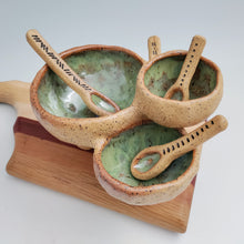 Load image into Gallery viewer, Spice bowls & mini spoons -green