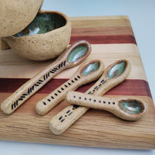 Load image into Gallery viewer, Spice bowls & mini spoons -green