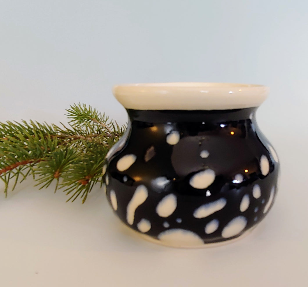 Black & cream vase