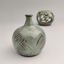 Load image into Gallery viewer, Tiny bud vase, seafoam green
