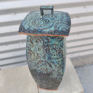 Square lidded vessel