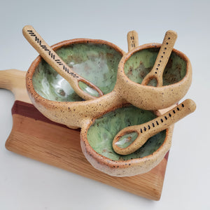 Spice bowls & mini spoons -green